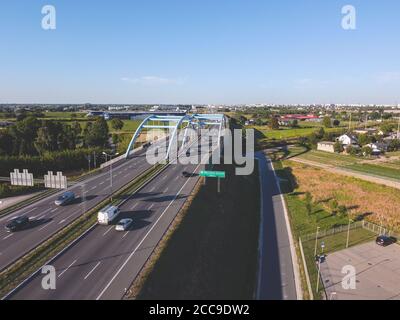 Autobahn in der Nähe der Hauptstadt, Umgehung der großen Stadt. Drohne, Luftaufnahme. Stockfoto