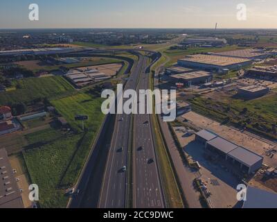 Autobahn in der Nähe der Hauptstadt, Umgehung der großen Stadt. Drohne, Luftaufnahme. Stockfoto