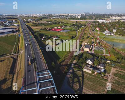 Autobahn in der Nähe der Hauptstadt, Umgehung der großen Stadt. Drohne, Luftaufnahme. Stockfoto