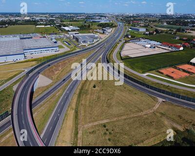 Autobahn in der Nähe der Hauptstadt, Umgehung der großen Stadt. Drohne, Luftaufnahme. Stockfoto