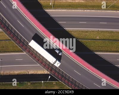 Autobahn in der Nähe der Hauptstadt, Umgehung der großen Stadt. Drohne, Luftaufnahme. Stockfoto