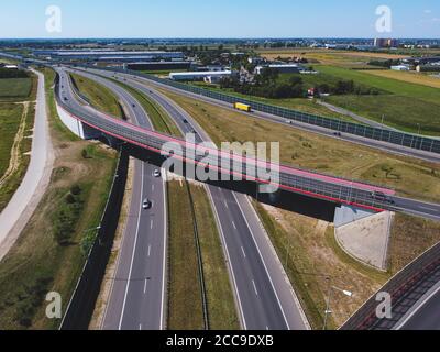 Autobahn in der Nähe der Hauptstadt, Umgehung der großen Stadt. Drohne, Luftaufnahme. Stockfoto