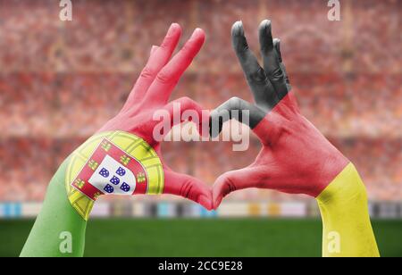 Die Hände bilden Herz mit den Flaggen von Deutschland und Portugal - Liebe zum Fußball-Konzept Stockfoto