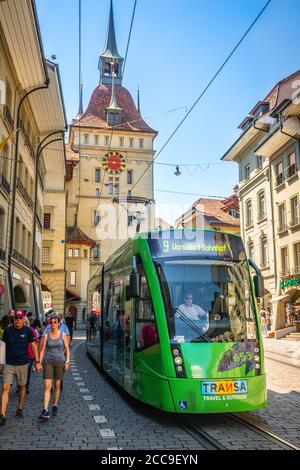 Bern Schweiz , 27. Juni 2020 : Vertikale Ansicht der grünen Straßenbahn und des Käfigturm oder Gefängnisturms in der Marktgasse in der Berner Altstadt Schweiz Stockfoto