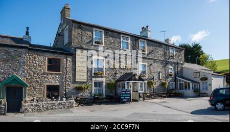 Das Crown Hotel, ein traditionelles Dorfgasthaus in Horton in Ribblesdale, Yorkshire Dales, bietet Essen, Getränke und Unterkunft Stockfoto