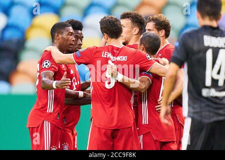 Lissabon, Lissabon, Portugal, 19. August 2020. Serge GNABRY, FCB 22 feiert sein Tor, glücklich, lachen, feiern, 1-0 mit David ALABA, FCB 27 Alphonso DAVIES, FCB 19 Ivan PERISIC, FCB 14 Leon GORETZKA, FCB 18 Robert LEWANDOWSKI, FCB 9 im Halbfinalspiel UEFA Champions League, Finalturnier FC BAYERN MÜNCHEN - OLYMPIQUE LYON 3-0 in der Saison 2019/2020, FCB, © Peter Schatz / Alamy Live News / Pool - die UEFA-VORSCHRIFTEN VERBIETEN DIE VERWENDUNG VON FOTOS als BILDSEQUENZEN und/oder QUASI-VIDEO - Nationale und internationale Nachrichtenagenturen AUSSCHLIESSLICH zur redaktionellen Verwendung Stockfoto