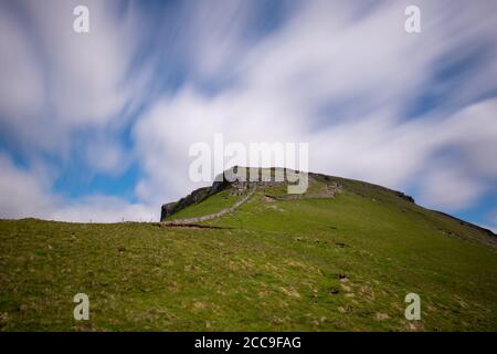 Schnell bewegende Wolken wehen über dem Gipfel von Pen-y-Gent, einem der Yorkshire Three Peaks, im Yorkshire Dales Nationalpark Stockfoto