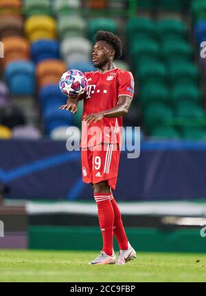 Lissabon, Lissabon, Portugal, 19. August 2020. Alphonso DAVIES, FCB 19 Trick mit Ball im Halbfinale UEFA Champions League, Finalturnier FC BAYERN MÜNCHEN - OLYMPIQUE LYON 3-0 in der Saison 2019/2020, FCB, © Peter Schatz / Alamy Live News / Pool - die UEFA-VORSCHRIFTEN VERBIETEN DIE VERWENDUNG VON FOTOS als BILDSEQUENZEN und/oder QUASI-VIDEO - Nationale und internationale Nachrichtenagenturen AUSSCHLIESSLICHE redaktionelle Verwendung Stockfoto