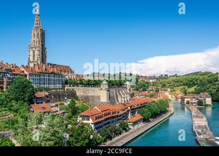 Malerisches Berner Altstadt Stadtbild mit alten Gebäuden Berner Münster dom Turm und Aare Blick in Bern Schweiz Stockfoto