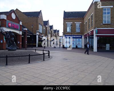 The Two Rivers Shops and Cafes in Lockdown Staines upon Thames Surrey Großbritannien Stockfoto
