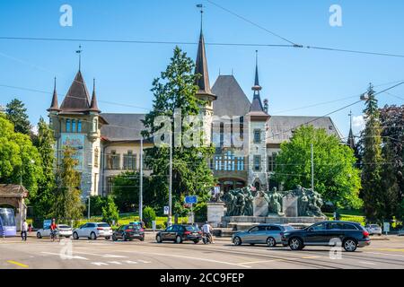 Bern Schweiz , 27. Juni 2020 : Eingangsansicht des Gebäudes des Historischen Museums Bern und des Welttelegrafen-Denkmalbrunnens in Bern Schweiz Stockfoto