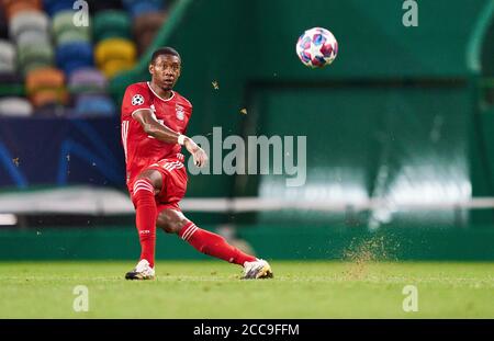 Lissabon, Lissabon, Portugal, 19. August 2020. David ALABA, FCB 27 tritt den Ball im Halbfinale UEFA Champions League, Finalturnier FC BAYERN MÜNCHEN - OLYMPIQUE LYON 3-0 in der Saison 2019/2020, FCB, © Peter Schatz / Alamy Live News / Pool - die UEFA-VORSCHRIFTEN VERBIETEN DIE VERWENDUNG VON FOTOS als BILDSEQUENZEN und/oder QUASI-VIDEO - Nationale und internationale Nachrichtenagenturen AUSSCHLIESSLICHE redaktionelle Verwendung Stockfoto