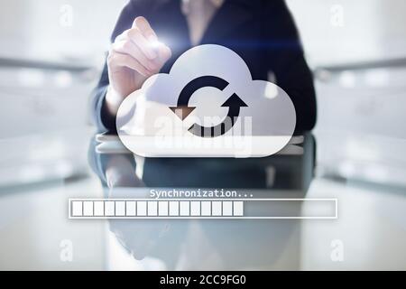 Cloud-Synchronisierung, Datenspeicher, Internet- und Computerkonzept auf virtuellem Bildschirm Stockfoto