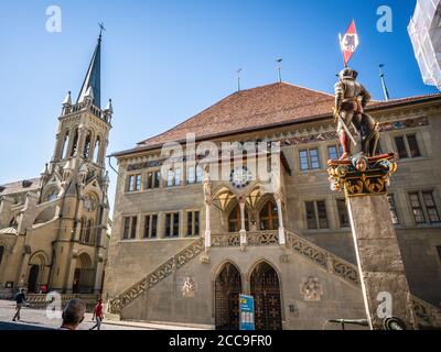 Bern Schweiz , 27. Juni 2020 : Rathaus Bern Vorderansicht mit Vennerbrunnen oder Standbartbrunnen und Kirche in der Berner Altstadt Stockfoto