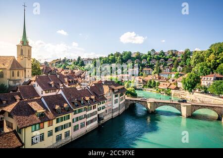 Landschaftlich reizvolle Stadtlandschaft von Bern bei Sonnenuntergang mit Untertorbrücke drüber Aare Fluss und historische Gebäude Nydegg Kirche Blick mit dramatischen Licht in Bern ol Stockfoto