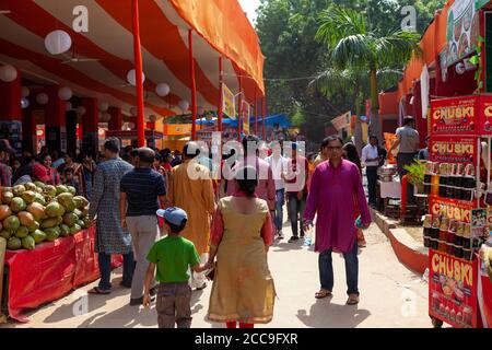 Anhänger versammeln sich auf einem Durga Puja Festival zu feiern und Genießen Sie das Essen Stockfoto