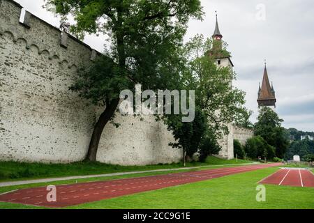 Luzerner mittelalterliche Musegg Wand und Türme eine ehemalige Festung und Laufspuren davor bei bewölktem Wetter Tag in Luzern Schweiz Stockfoto