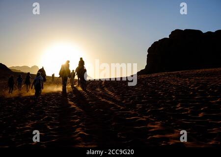 Sonnenuntergang in der Wadi Rum Wüste, Jordanien Stockfoto