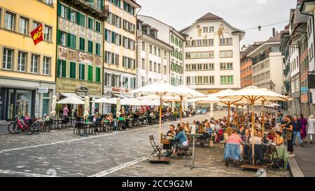 Luzern Schweiz , 28 Juni 2020 : Restaurants Terrassen voller Menschen und alte bunte Gebäude und dramatisches Licht im Sommer 2020 in Luzern Stockfoto