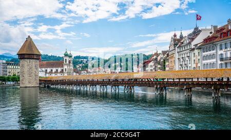 Luzern Schweiz , 28. Juni 2020 : leere Holzkapellbrücke oder Kapellbrücke im Sommer 2020 covid-19 Krise ein Blick auf die Stadt in der Luzerner Altstadt SW Stockfoto