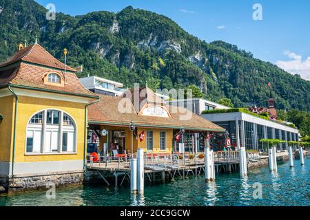 Vitznau Schweiz , 28. Juni 2020 : Vitznau Rigi Bahn Anlegestelle für touristische Boote auf dem Luzerner See in der Schweiz Stockfoto