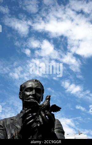 Madrid, Spanien; 20/08/2020.- Denkmal des spanischen Dichters Federico García Lorca auf der Plaza de Santa Ana in Madrid, das Werk von Julio Lopez Hernandez.die Bronzestatue in voller Länge des Dichters wird mit Blick auf das spanische Theater präsentiert, während er in den Händen eine Lerche (oder Nachtigall) hält, die vor der Flucht ist. Diese Vögel sind gängige Motive in Lorcas Lyrik, in ihrer Basis steht die Inschrift "Adrid, to Federico Garcia Lorca". Der Dichter wurde am 18. August 1936 von den Putschisten unter der Leitung von Francisco Franco erschossen. Die Arbeit wurde Angriffen und Brüchen ausgesetzt Foto: Juan Carlos Rojas/Pictu Stockfoto