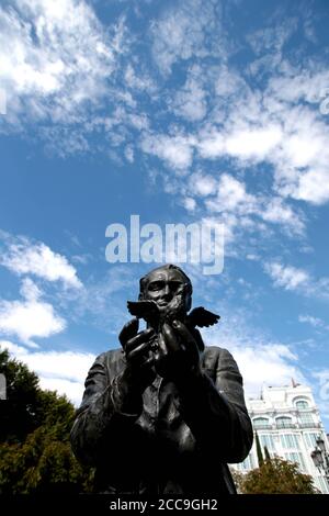 Madrid, Spanien; 20/08/2020.- Denkmal des spanischen Dichters Federico García Lorca auf der Plaza de Santa Ana in Madrid, das Werk von Julio Lopez Hernandez.die Bronzestatue in voller Länge des Dichters wird mit Blick auf das spanische Theater präsentiert, während er in den Händen eine Lerche (oder Nachtigall) hält, die vor der Flucht ist. Diese Vögel sind gängige Motive in Lorcas Lyrik, in ihrer Basis steht die Inschrift "Adrid, to Federico Garcia Lorca". Der Dichter wurde am 18. August 1936 von den Putschisten unter der Leitung von Francisco Franco erschossen. Die Arbeit wurde Angriffen und Brüchen ausgesetzt Foto: Juan Carlos Rojas/Pictu Stockfoto