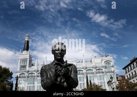 Madrid, Spanien; 20/08/2020.- Denkmal des spanischen Dichters Federico García Lorca auf der Plaza de Santa Ana in Madrid, das Werk von Julio Lopez Hernandez.die Bronzestatue in voller Länge des Dichters wird mit Blick auf das spanische Theater präsentiert, während er in den Händen eine Lerche (oder Nachtigall) hält, die vor der Flucht ist. Diese Vögel sind gängige Motive in Lorcas Lyrik, in ihrer Basis steht die Inschrift "Adrid, to Federico Garcia Lorca". Der Dichter wurde am 18. August 1936 von den Putschisten unter der Leitung von Francisco Franco erschossen. Die Arbeit wurde Angriffen und Brüchen ausgesetzt Foto: Juan Carlos Rojas/Pictu Stockfoto