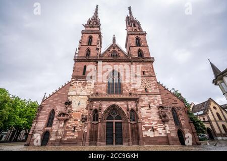 Basler Münster oder Basler Münster Kathedrale Fassade Blick auf eine rote Wandkirche am bewölkten Wetter in Basel Schweiz Stockfoto