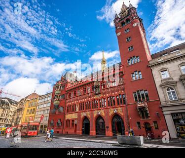 Basel Schweiz , 29. Juni 2020 : Weitwinkelansicht von Basel Rotes Rathaus ein ikonisches Gebäude der Basler Altstadt Schweiz Stockfoto