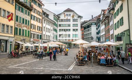 Luzern Schweiz , 28. Juni 2020 : Restaurants Terrassen voller Menschen und alte bunte Gebäude am Muhlenplatz in der Luzerner Altstadt Stockfoto