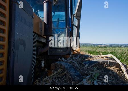 Renault Traktor für die Bewegung Bewässerungssystem verwendet Stockfoto