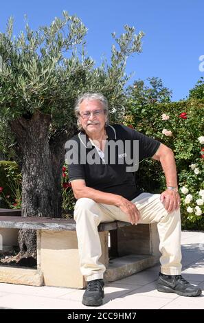 Berlin, Deutschland. August 2020. Burkhard Lasch, Komponist, Produzent und Songwriter, sitzt vor einem Olivenbaum im Garten seines Anwesens in Köpenick. Am 23.08.2020 feiert er seinen 80. Geburtstag. Lasch schrieb den erfolgreichen Titel "Alt wie ein Baum" für die Puhdys, "Jugendliebe" für Ute Freudenberg und fast 200 bekannte Titel für bekannte Bands und Sänger. (Zu ''Old as a Tree' - DDR-Songwriter Burkhard Lasch wird 80 Jahre alt') Quelle: Jens Kalaene/dpa-Zentralbild/ZB/dpa/Alamy Live News Stockfoto