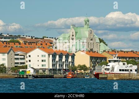 Blick auf Stromstad Dorf (das Rathaus, im Jugendstil gebaut, sticht heraus), Schweden Stockfoto