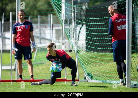 Torwart Training: Torwart Sven Müller (KSC) auf dem Ball. GES/Fußball/2. Bundesliga: Karlsruher SC - Trainingslager, 08/20/2020 Fußball: 2. Bundesliga: KSC Trainingslager, Bad Leonfelden, Österreich, 20. August 2020 - weltweite Nutzung Stockfoto