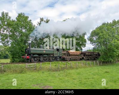 GWR Panniertank 6412 mit einem kurzen Ballastzug an Die Chinnor & Princess Risborough Railway Stockfoto