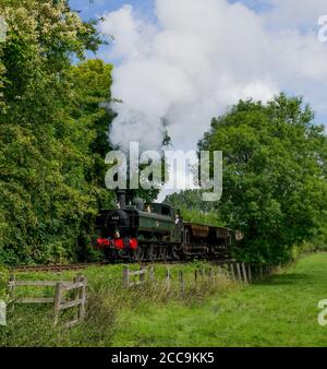 GWR Panniertank 6412 mit einem kurzen Ballastzug an Die Chinnor & Princess Risborough Railway Stockfoto