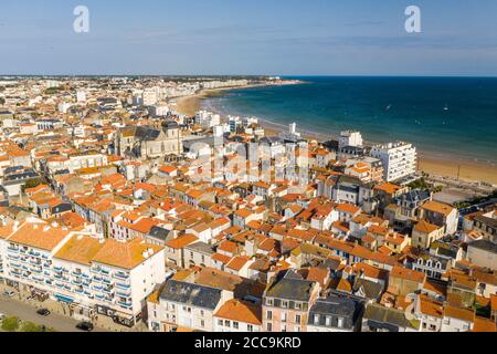 Les Sables d'Olonne: Luftaufnahme des Hafens und seiner Umgebung, mit der Markthalle und der Kirche Notre-Dame de Bon Port. Im Hinterteil Stockfoto