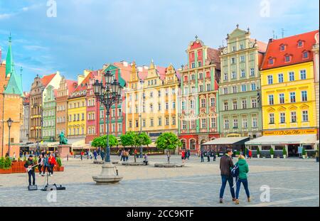 Breslau, Polen, 7. Mai 2019: Reihe von bunten Gebäuden mit bunten Fassade, Altes Rathaus und Kopfsteinpflaster Rynek Marktplatz mit Kopfsteinpflaster Straße in der alten historischen Innenstadt Stockfoto