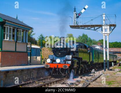 Klasse 4MT Standard Tank 80078 wartet an Groombridge Station auf Die Spa Valley Railway, Kent Stockfoto