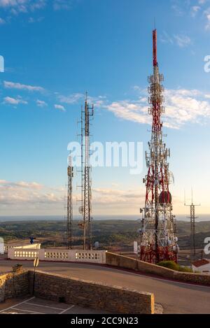 Telekommunikationsmasten - Richtantennen für Mobiltelefone. Stockfoto