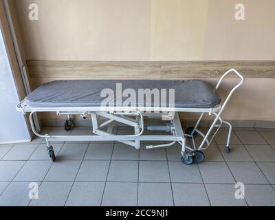 Medizinische Trolley-Liege im Krankenhausflur. Speicherplatz kopieren Stockfoto