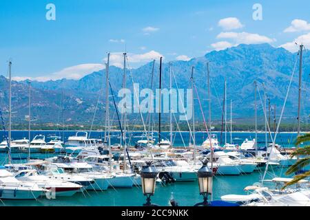 Calvi Hafen in Korsika - Frankreich mit Bergen in der Hintergrund unter un großen blauen Himmel im Sommer Stockfoto