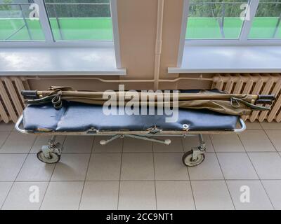 Medizinische Trolley-Liege mit Bahren im Krankenhauskorridor. Speicherplatz kopieren Stockfoto