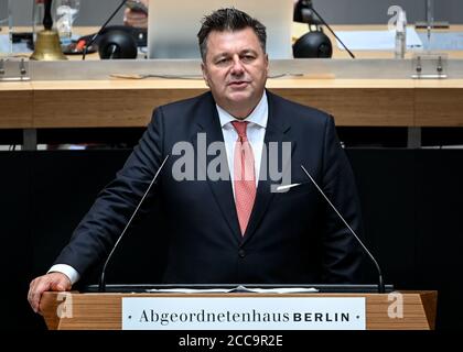 Berlin, Deutschland. August 2020. Andreas Geisel (SPD), Berliner Innensenator, spricht auf der 61. Plenarsitzung des Berliner Abgeordnetenhauses. Quelle: Britta Pedersen/dpa-Zentralbild/dpa/Alamy Live News Stockfoto