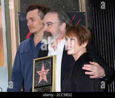 LOS ANGELES - FEB 12: Rupert Friend, Mandy Patinkin, Patti LuPone bei der Mandy Patinkin Star Ceremony auf dem Hollywood Walk of Fame am 12. Februar 2018 in Los Angeles, CA Stockfoto