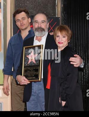 LOS ANGELES - FEB 12: Rupert Friend, Mandy Patinkin, Patti LuPone bei der Mandy Patinkin Star Ceremony auf dem Hollywood Walk of Fame am 12. Februar 2018 in Los Angeles, CA Stockfoto