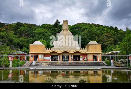 Berühmte Ryozen Kannon in Kyoto, Japan unter dem wolkenlosen Himmel Stockfoto