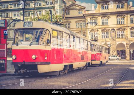 Typische alte Retro-Oldtimer-Straßenbahn auf Gleisen in der Nähe der Straßenbahnhaltestelle in den Straßen der Prager Stadt in der Nähe des Sternberg-Palastes auf der Kleinseite Mala Strana, Böhmen, Tschechische Republik. Konzept des öffentlichen Nahverkehrs. Stockfoto