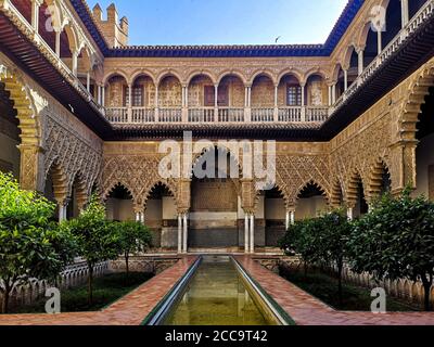 Atemberaubender Blick auf den ikonischen Palast von Alcazar in Sevilla, Spanien Stockfoto